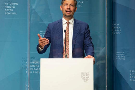 Ziel des Landes sei es, immer mehr Menschen für umweltfreundliche Mobilitätsmittel wie die Bahn zu begeistern, damit sie das Auto stehen lassen, sagt LR Alfreider. (Foto: LPA/Fabio Brucculeri)