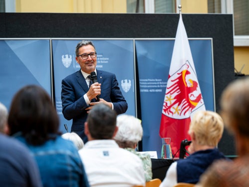 Il presidente Kompatscher ha sottolineato l'importanza dello scambio: Le nostre regioni hanno sfide simili. Soprattutto quando si tratta di autonomia, diversità linguistica e tutela delle minoranze, è prezioso imparare gli uni dagli altri e costruire ponti comuni in Europa. (Foto: USP/Fabio Brucculeri)