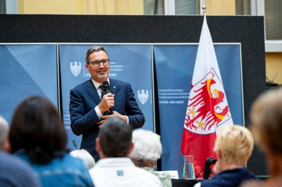 Il presidente Kompatscher ha sottolineato l'importanza dello scambio: Le nostre regioni hanno sfide simili. Soprattutto quando si tratta di autonomia, diversità linguistica e tutela delle minoranze, è prezioso imparare gli uni dagli altri e costruire ponti comuni in Europa. (Foto: USP/Fabio Brucculeri)