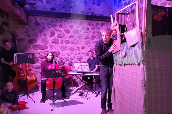 Puppenspieler Nagelschmied sowie die Musiker Hofstätter, Mattle und Mairer entführten das Publikum in die Märchenwelt von Frau Holle. (Foto: Euregio/Armin Gluderer)