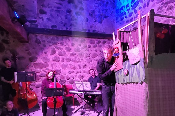 Il burattinaio brunicense Gernot Nagelschmied ha catturato l'attenzione del pubblico mettendo in scena la fiaba germanica di Frau Holle, accompagnata dalla musica di Daniel Hofstätter, Ulli Mattle e Christian Mairer. (Foto: Euregio/Armin Gluderer)