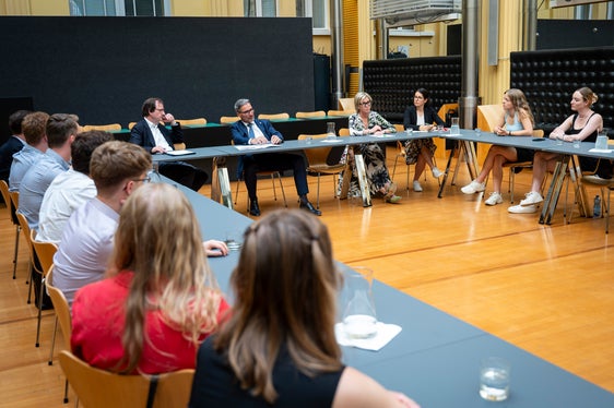 Landeshauptmann Arno Kompatscher erläuterte den Besucherinnen und Besuchern aus Deutschland die Schritte der Autonomiereform. (Foto: LPA/Fabio Brucculeri)