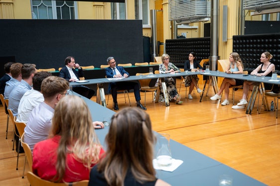 Landeshauptmann Arno Kompatscher erläuterte den Besucherinnen und Besuchern aus Deutschland die Schritte der Autonomiereform. (Foto: LPA/Fabio Brucculeri)