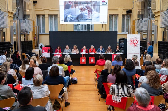 Anna Holzknecht per il Servizio Donna della Provincia autonoma di Bolzano (nella foto da sinistra), Marjaana Gunkel della Libera Università di Bolzano, l'assessora provinciale alla Coesione sociale Rosmarie Pamer, Ulrike Oberhammer, presidente della Commissione provinciale per le pari opportunità per le donne, la vicepresidente Nadia Mazzardis, l'avvocato Filippo Valcanover di Trento, la consigliera di parità Brigitte Hofer e Heidi Flarer dell'IPL. (Foto: USP/Fabio Brucculeri)