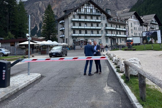 Eine strenge Verkehrsregelung reguliert die Besucherströme rund um den Pragser Wildsee und das Pragser Tal. Tourismuslandesrat Luis Walcher war vor Ort, um sich über das System und dessen Vorbildfunktion für andere Hotspots in Südtirol zu informieren. (Foto: LPA/Sabine Pitscheider)