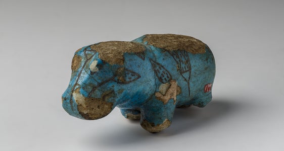 Die Nilpferd-Figur aus Fayence ist eines von 18 Originalwerken aus dem Ägyptischen Museum in Turin, die im Kulturzentrum Trevi in Bozen zu sehen sind. Die Ausstellung Die alten Ägypter: Meister der Kunst wird am Donnerstag, den 21. September, im Kulturzentrum Trevi Trevilab eröffnet. (Foto: Ägyptisches Museum Turin)