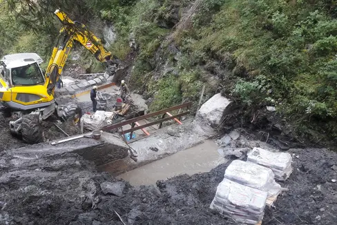 Zehn schon vorhandene Konsolidierungssperren im Wadlbach in Sexten hat der Bautrupp im Auftrag des Landesamtes für Wildbachverbauung Ost soeben saniert. (Foto: LPA/Amt für Wildbach- und Lawinenverbauung Ost)
