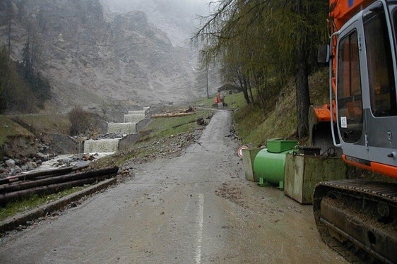 L'Ufficio provinciale sistemazione bacini montani Sud sta costruendo una barriera di ritenzione e diverse opere di difesa delle sponde sul Rio Camper (Kirchbach) nel Comune di Proves (Foto: ASP/Ufficio sistemazione bacini montani Sud)
