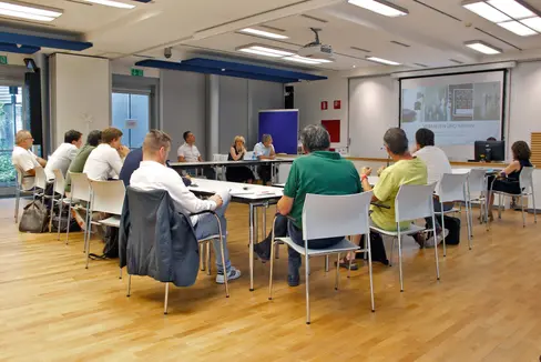 Wohnbaulandesrätin Waltraud Deeg hat sich mit Vertreterinnen und Vertretern der Vereinigung der Hauseigentümer, der Maklervereinigung, der Gewerkschaften und des Mieterschutzes, der Architektenkammer und des Südtiroler Wirtschaftsringes zum Thema Mietwohnen in Südtirol ausgetauscht. (Foto: LPA/Greta Stuefer)