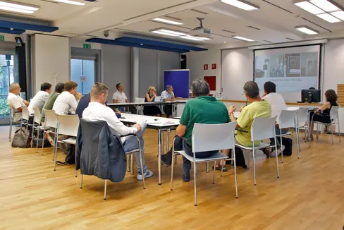 Wohnbaulandesrätin Waltraud Deeg hat sich mit Vertreterinnen und Vertretern der Vereinigung der Hauseigentümer, der Maklervereinigung, der Gewerkschaften und des Mieterschutzes, der Architektenkammer und des Südtiroler Wirtschaftsringes zum Thema Mietwohnen in Südtirol ausgetauscht. (Foto: LPA/Greta Stuefer)