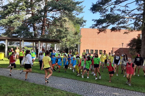 In Sinich/Meran bot das Jugendzentrum Cilla eine altersgruppenübergreifende Betreuung an, die von Kindern, Jugendlichen und Eltern mit Begeisterung angenommen wurde, berichteten Marisa Leoni und Franca De Gaetano. (Foto: Centro Cilla)