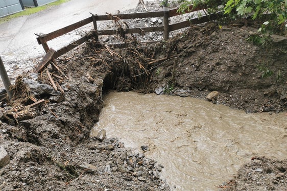 Vorher: Dieses Rohr mit einem Durchmesser von 0,8 Metern ist bei den Unwettern 2024 schnell verklaust und leitete Teile des Trenserbachs aus dem Bachbett. (Foto: LPA/Landesamt für Wildbach- und Lawinenverbauung Nord/Thomas Hasler)
