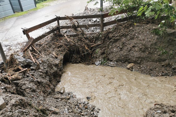 Prima: il tubo collocato nel rio Trens, con un diametro di 0,8 metri, risultava troppo piccolo, aumentando il pericolo di ostruzioni durante le piene. (Foto: USP/Ufficio sistemazione bacini montani nord/Thomas Hasler)