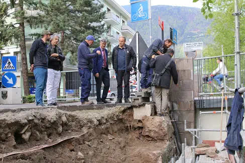 Un momento del sopralluogo effettuato a Merano dai tecnici della Provincia di Bolzano. Nella foto (da sinistra)
Florian Nössing, l'ingegnere Stefan Götsch (Comune di Merano), Konrad Hofer, l'assessore comunale Stefan Frötscher, il direttore Peter Egger, il suo vice Thomas Pichler e l'ingegnere Roberto Beneduce (Comune Merano) (Foto: ASP/Comune di Merano)