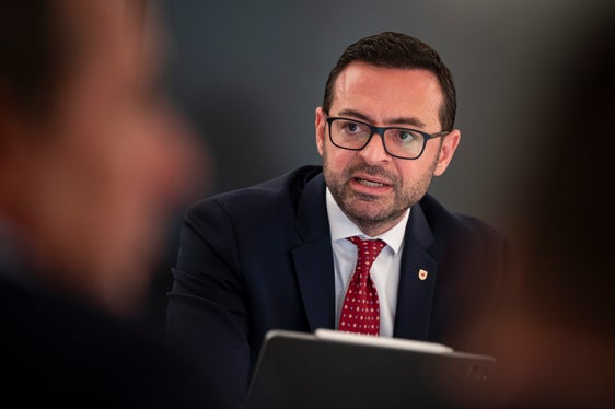 Wirtschaftslandesrat Marco Galateo hat einen Beschluss vorgebracht, mit dem die Landesregierung die Kriterien für Unterstützungsleistungen zugunsten der Nahversorgungsbetriebe angepasst hat. Zu den Neuerungen zählt unter anderem die Vereinheitlichung der Fristen für die Beiträge. (Foto: LPA/Fabio Brucculeri)