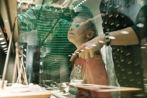 I musei si prestano a condividere i propri contenuti attraverso esperienze diversificate, creando così occasioni di dialogo con le giovani generazioni,” spiega l’assessore provinciale ai Musei Philipp Achammer, invitando a visitarli in occasione della Giornata internazionale domenica 18 maggio. (Foto: USP/Palais Mamming Museum/Flyle)