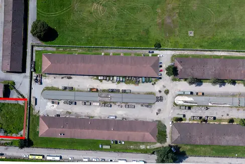 Die Gemeinde Meran möchte auf einem Teil des Kasernenareals Battisti einen Parkplatz errichten. Am 12. Dezember erfolgt die Unterzeichnung der Abkommen, damit das Areal künftig von der Gemeinde genutzt werden kann. (Foto: Logistikregiment Julia)