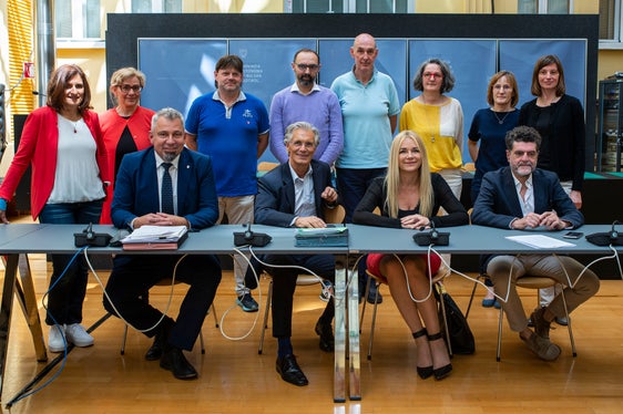 Den alten bereichsübergreifenden Kollektivvertrag abgeschlossen, Verhandlungen für den neuen (2022-2024) aufgenommen: Öffentliche Delegation und Gewerkschaftsvertretungen bei der heutigen Vertragsunterzeichnung. (Foto: LPA/Fabio Brucculeri)