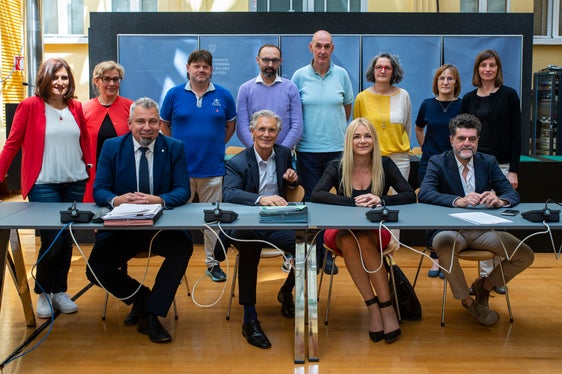 Den alten bereichsübergreifenden Kollektivvertrag abgeschlossen, Verhandlungen für den neuen (2022-2024) aufgenommen: Öffentliche Delegation und Gewerkschaftsvertretungen bei der heutigen Vertragsunterzeichnung. (Foto: LPA/Fabio Brucculeri)