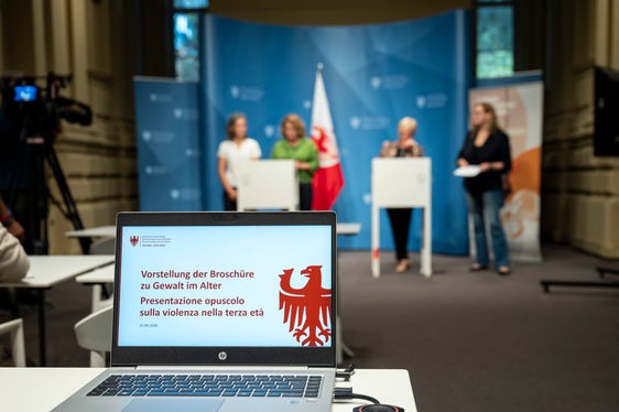 La violenza può assumere molte forme, legate a fattori diversi, tra cui anche l’età. Nell’ambito di una campagna congiunta di sensibilizzazione, la Provincia autonoma di Bolzano e il Comune di Bolzano richiamano l’attenzione sulle forme di violenza nei confronti delle persone anziane. (Foto: USP/Fabio Brucculeri)
