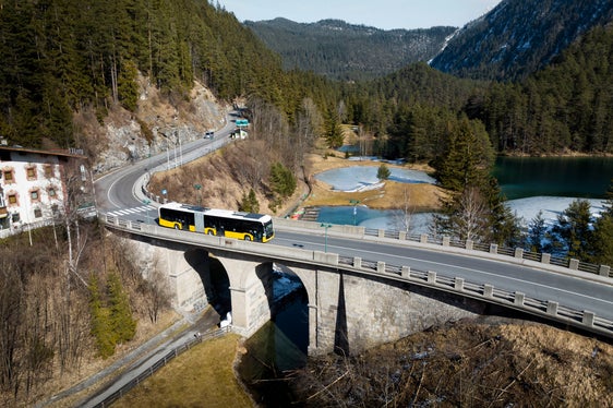 Auch in Antholz war der neue E-Bus auf Testfahrt. Dort sollen Busse dieser Art auch für die emissionsfreien Transfers zu den Bewerben der Olympischen Spiele 2026 eingesetzt werden. (Foto: © Daimler Truck AG)