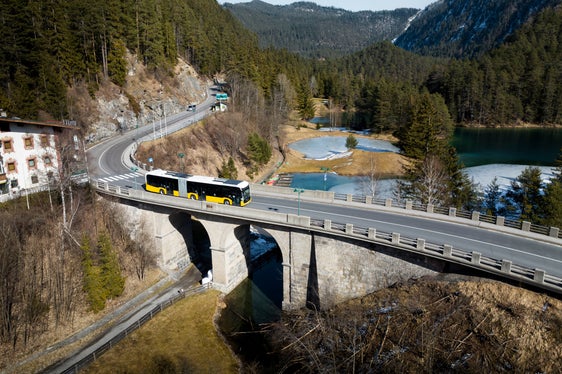 Il nuovo e-bus è stato testato anche ad Anterselva. Gli autobus di questo tipo saranno utilizzati anche lì per i trasferimenti senza emissioni alle gare dei Giochi Olimpici del 2026. (Foto: © Daimler Truck AG)
