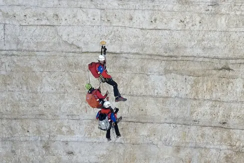 Le attività del Soccorso Alpino BRD dell'Alpenverein AVS e del Soccorso Alpino e Speleologico Alto Adige CNSAS (membri di entrambe le organizzazioni nella foto) possono essere richiamate nella banca dati sugli infortuni in montagna verificatisi in Alto Adige. Per la prima volta, i dati sugli incidenti alpini in Alto Adige sono stati pubblicati sulla rivista specializzata austriaca analyse:berg (Foto: ASP/ Centro funzionale dell’Agenzia per la Protezione civile)