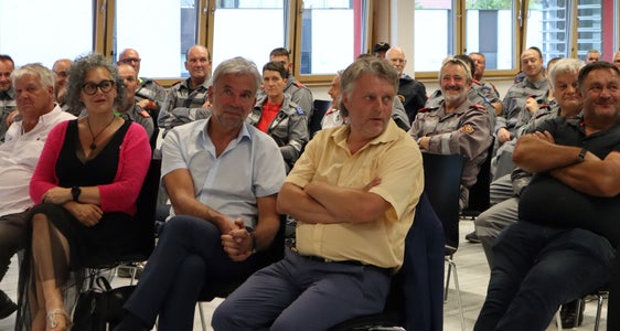 Viele Fragen an die Experten gab es beim Informationsabend zu Stauanlagen und Druckleitungen in Schlanders. Im Bild vorne (ab 3.v.l.) die Laaser Bürgermeisterin Verena Tröger, Landesrat Arnold Schuler und der Marteller Bürgermeister Georg Altstätter. (Foto: LPA/Noemi Prinoth)