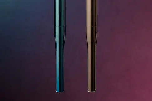 Die beiden Fackeln der Olympischen (links) und Paralympischen (rechts) Winterspiele 2026 wurden am 14. April präsentiert. Sie sind Ende Jänner 2026 auch in Südtirol zu sehen. (Foto: Milanocortina2026)