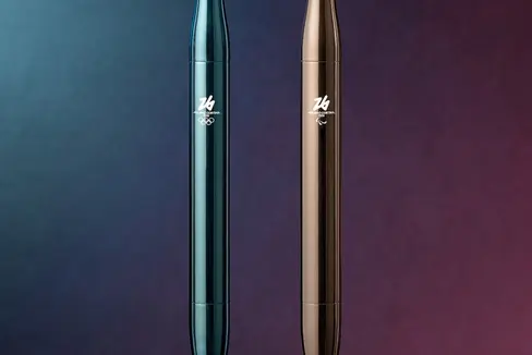 Die beiden Fackeln der Olympischen (links) und Paralympischen (rechts) Winterspiele 2026 wurden am 14. April präsentiert. Sie sind Ende Jänner 2026 auch in Südtirol zu sehen. (Foto: Milanocortina2026)