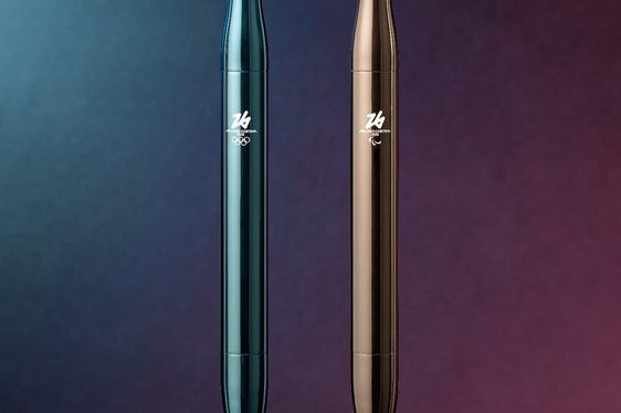 Le due torce olimpiche svelate oggi a Milano e Osaka. Anche gli sportivi altoatesini le potranno ammirare dal vivo, lungo il loro passaggio, il 27 gennaio 2026 ad Anterselva. (Foto: Milanocortina2026)