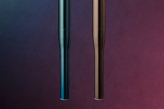 Le due torce olimpiche svelate oggi a Milano e Osaka. Anche gli sportivi altoatesini le potranno ammirare dal vivo, lungo il loro passaggio, il 27 gennaio 2026 ad Anterselva. (Foto: Milanocortina2026)