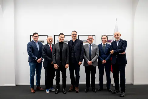 Con la firma ufficiale a Palazzo Widmann prende il via il Fondo Valore Alto Adige-Südtirol, fondo d’investimento immobiliare gestito da Euregio Plus SGR SpA per la valorizzazione e riqualificazione urbanistica di immobili pubblici. Da sinistra a destra: Enrico Baezzato, head of sales & marketing di Euregio Plus, Daniel Bedin, direttore del Dipartimento Opere pubbliche, Alexander Gallmetzer, presidente di Euregio Plus, il presidente della Provincia Arno Kompatscher, l'assessore provinciale Christian Bianchi, il managing director Sergio Lovecchio e Michele Lorusso, chief real estate & urban development officer. (Foto: USP/Fabio Brucculeri).