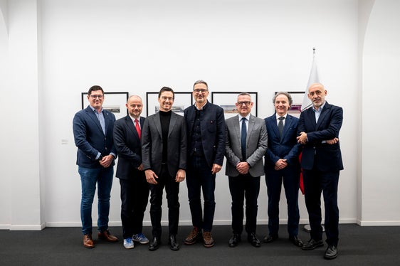 Waren am 22. Dezember bei der Zeichnung von Anteilen am Wert-Fonds dabei (v.l.) Enrico Baezzato (Euregio+), Ressortdirektor Daniel Bedin, Alexander Gallmetzer (Euregio+), Landeshauptmann Arno Kompatscher, Landesrat Christian Bianchi, Sergio Lovecchio und Michele Lorusso (beide Euregio+). (Foto: LPA/Fabio Brucculeri)