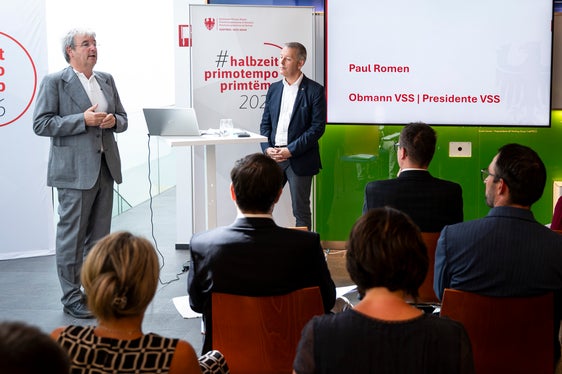 Il presidente del VSS Paul Romen ha sottolineato l’importanza dello sport e delle associazioni per la società: Lo sport ha a che fare con le persone e le emozioni. Le associazioni trasmettono valori, promuovono lo spirito di comunità e svolgono un lavoro importante a favore dei bambini e dei giovani. L’Alto Adige ottiene risultati notevoli sia nello sport di comunità che in quello agonistico. (Foto: USP/Fabio Brucculeri)