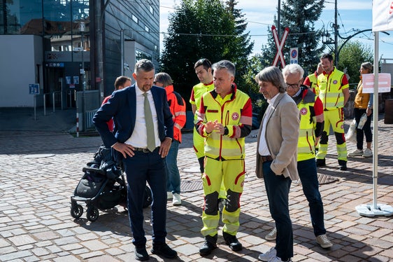 Die Teams der Rettungsorganisationen Weißes Kreuz, Rotes Kreuz und der Notfallmedizin zeigten an der Bergstation der Rittner Seilbahn die wichtigsten Handgriffe bei einer Wiederbelebung. Im Bild: Mobilitätslandesrat Daniel Alfreider (links) und Gesundheitslandesrat Hubert Messner (rechts) im Gespräch mit Ausbildungsleiter Lorenz Lintner. (Foto: LPA/Fabio Brucculeri)