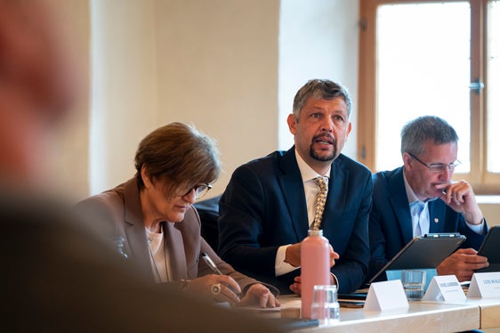 Der 6. Juni 2026 wird ein besonderer Festtag für Kastelbell und den gesamten Vinschgau sein. Dann wird die Umfahrung von Kastelbell gemeinsam mit Bürgermeister Gustav Tappeiner feierlich eingeweiht, kündigte Infrastrukturen- und Mobilitätslandesrat Daniel Alfreider bei der Sondersitzung der Landesregierung im Vinschgau an. (Foto: LPA/Fabio Brucculeri)