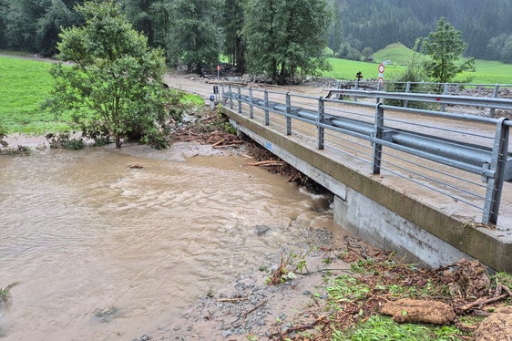 Ecco come appariva il ponte sul Pidigbach il giorno dopo il maltempo che ha colpito la zona. (Foto: USP/Ufficio Sistemazione bacini montani Est)