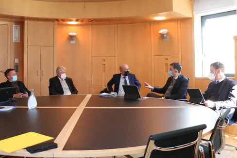 Incontro Provincia e Comune oggi a Bolzano per discutere dei progetti di viabilità cittadina (da sinistra): vicesindaco Walcher, sindaco Caramaschi, direttore di Ripartizione Pagani, assessore Alfreider e direttore di Dipartimento Vallazza. (Foto: ASP/Roman Clara)