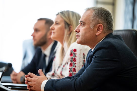 Taras Hayduk (da sinistra), vice capo di gabinetto del Consiglio regionale della Transcarpazia, l'interprete Alyona Zubaryeva e Andriy Sheketa, primo vicepresidente del Consiglio regionale della Transcarpazia, hanno sottolineato i punti in comune tra il loro territorio e l'Alto Adige. (Foto: USP/Fabio Brucculeri)