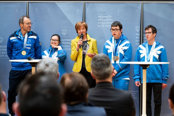 Die Welt wird durch die Sportlerinnen und Sportler der Special Olympics wärmer und humaner, ist die Präsidentin von Special Olympics Südtirol, Martha Stocker (3. von links) überzeugt, im Bild mit (v.l.) Georg Verginer, Martina Zambarda, Laurin Schedereit und Peter Schroffenegger. (Foto: LPA/Fabio Brucculeri)