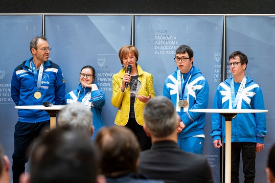 “Gli atleti Special Olympics rendono il mondo più caloroso e umano”, ha affermato convintamente Martha Stocker (nella foto la terza da sinistra), presidente degli Special Olympics Alto Adige. (Foto: USP/Fabio Brucculeri)