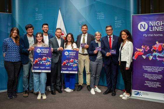 Wollen den Nightliner bei den Jugendlichen noch mehr bekannt machen: (v.l.) Valentyna Pelykh, Arno Dejaco, Daniela Radmüller, Fabian Gufler, Amtsdirektor Mirko Waldner, Lisa Bringhenti, Mobilitätslandesrat Daniel Alfreider, Susanne Rieder, Bezirksgemeinschaftspräsident Robert Alexander Steger und Susanna Salvaterra. (Foto: LPA/Fabio Brucculeri)