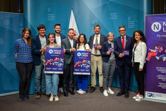 Wollen den Nightliner bei den Jugendlichen noch mehr bekannt machen: (v.l.) Valentyna Pelykh, Arno Dejaco, Daniela Radmüller, Fabian Gufler, Amtsdirektor Mirko Waldner, Lisa Bringhenti, Mobilitätslandesrat Daniel Alfreider, Susanne Rieder, Bezirksgemeinschaftspräsident Robert Alexander Steger und Susanna Salvaterra. (Foto: LPA/Fabio Brucculeri)