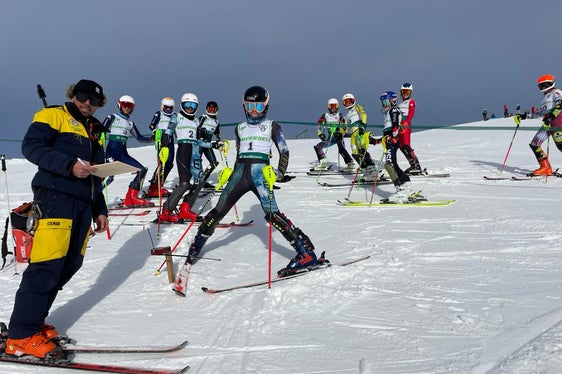 L mesun de mëter adum miec furmazion y sport: la pultreda ie unida fata ntan n ejam de amiscion per la sezion dal sport dl Istitut Tecnich Economich ITE Raetia de Urtijëi. (Foto: USP/Direzion Furmazion y Cultura Ladina)