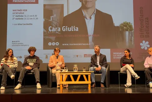 Gino Cecchettin (vierter von links) zu Gast auf der Bühne des Cristallo-Theaters in Bozen bei einer Begegnung mit Jugendlichen im Rahmen der Initiativen Gegen Gewalt an Frauen. (Foto: LPA)