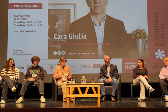 Gino Cecchettin (nella foto il quarto da sinistra) sul palco del Teatro Cristallo a Bolzano, ospite dell'evento Si è svolta oggi al Teatro Cristallo di Bolzano una delle giornate dell’iniziativa “Insieme contro la violenza di genere”. (Foto: USP)