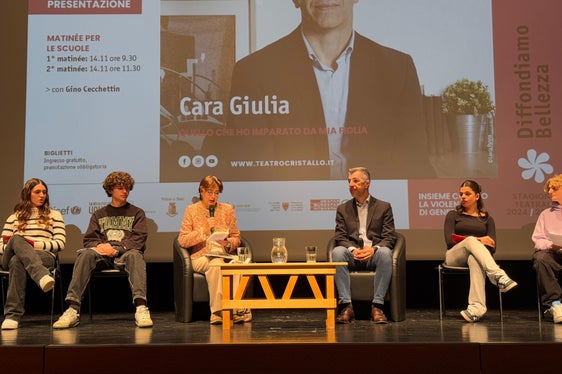 Gino Cecchettin (vierter von links) zu Gast auf der Bühne des Cristallo-Theaters in Bozen bei einer Begegnung mit Jugendlichen im Rahmen der Initiativen Gegen Gewalt an Frauen. (Foto: LPA)