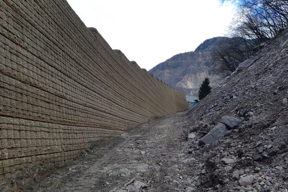 Senza il vallo di protezione costruito sotto la direzione della Ripartizione provinciale Infrastrutture, il masso avrebbe potuto raggiungere la trafficata via Nazionale. (Foto: USP/Ripartizione Infrastrutture)