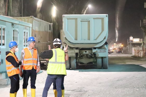 Auf Erkundung in der Großbaustelle Brennerbasistunnel bei Mauls: Zweiter von links der Koordinator des Ereignisstabes der Industriellen Werke Basel Frank Panhans (Foto: LPA/Maja Clara)